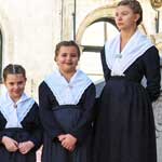 Djevojke ispred crkve sv. Vlaha